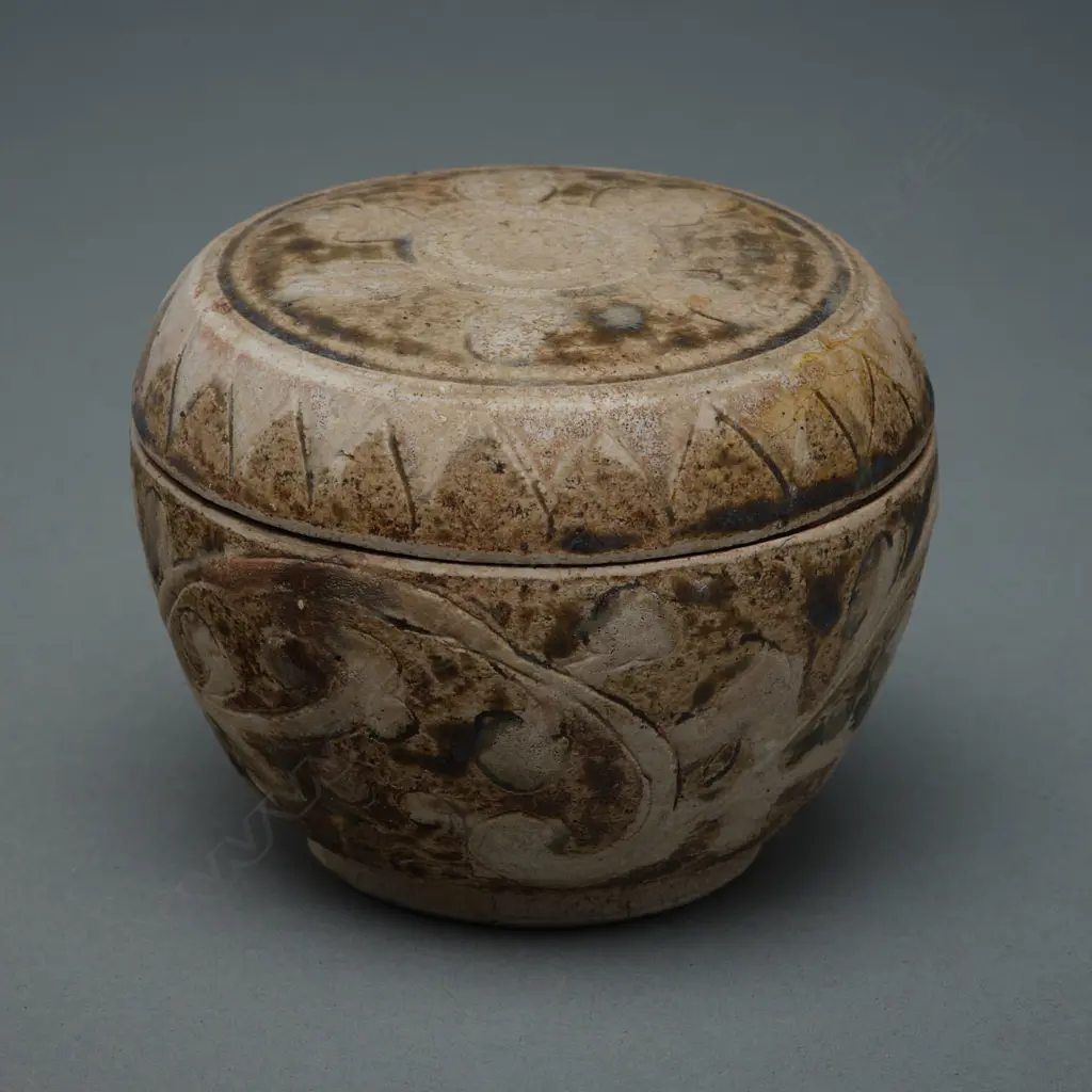 A Sawankhalok stoneware covered box, Image 1++